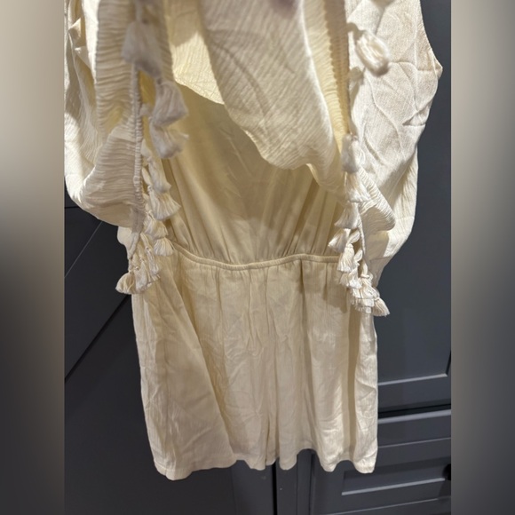 NWT cream shorts romper with tassels - cute back - Picture 4 of 10